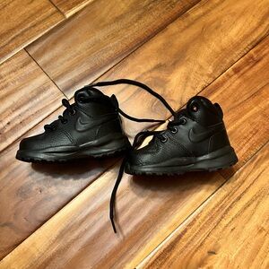 Boy’s nike manoa lace up boot sneakers. Size 5c